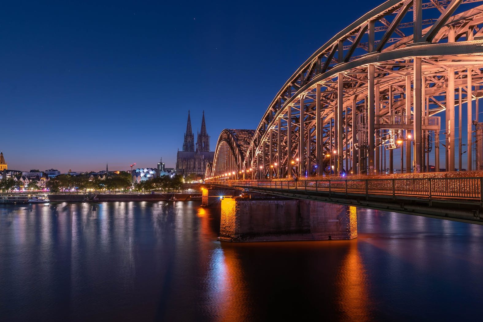 the cologne cathedral and bridge at night