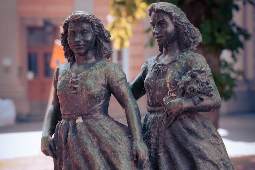 school girls sculpture in ystad sweden